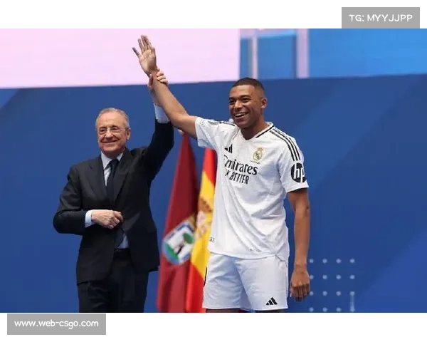 姆巴佩在伯纳乌领奖，皇马全队到场为其助威